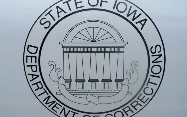 Agency suspends Iowa prison guard over positive news article