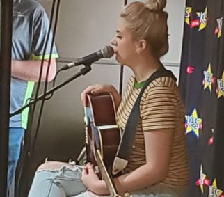 Maddie Poppe stops in Mason City