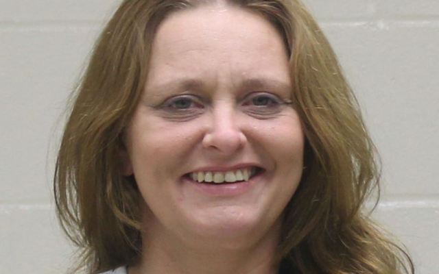 Clear Lake woman pleads not guilty to stealing & cashing checks from apartment